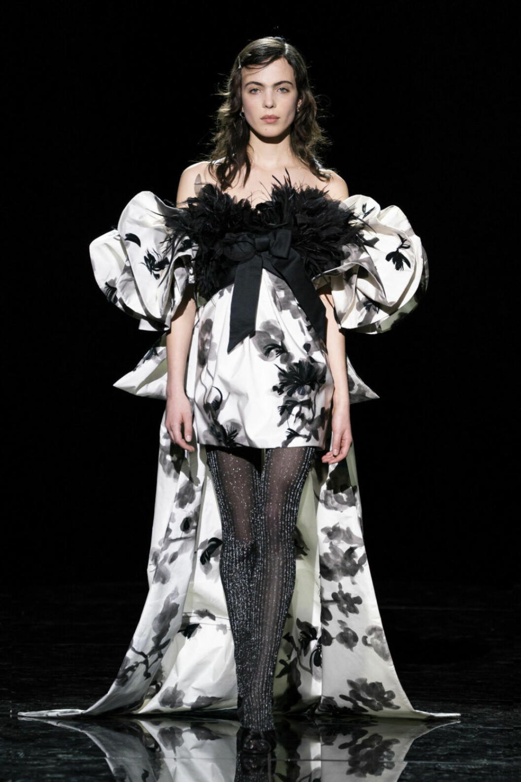 NYFW Marc Jacobs, vit klänning med mönster och fjädrar.