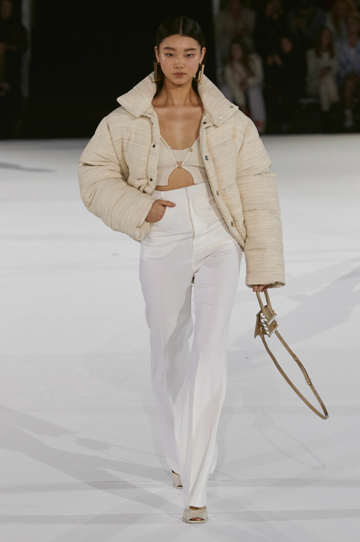 Jacquemus lät pufferjackan stå i centrum under visningen av AW20. Ta inspiration och styla puffern bäras med höga kostymbyxor och en nätt liten <a target="_blank" href="https://www.elle.se/mode/90-talets-heta-cardigans-ar-tillbaka-i-modet/4575557">kofta</a>. Jacquemus AW20 puffer
