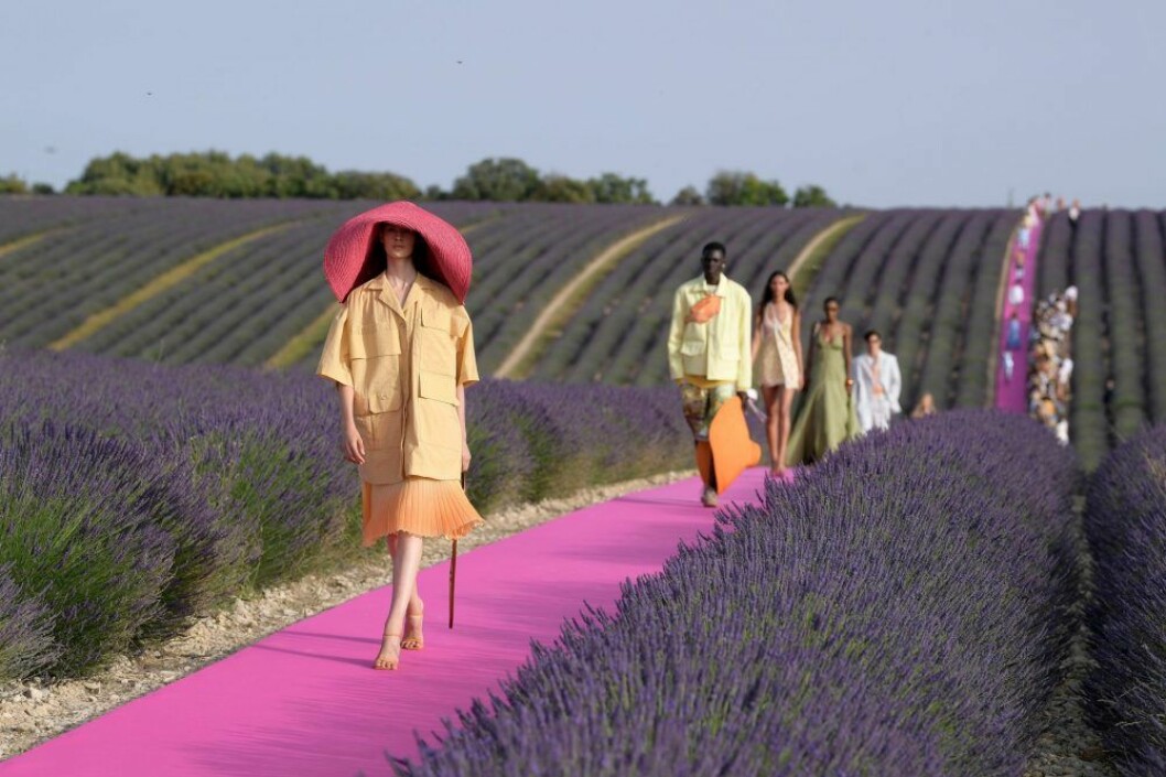 Jacquemus SS20-visning skapade ha-begär mitt bland viltväxande lavendel. Jacquemus SS20-visning tog plats mitt ute bland viltväxande lavendel.