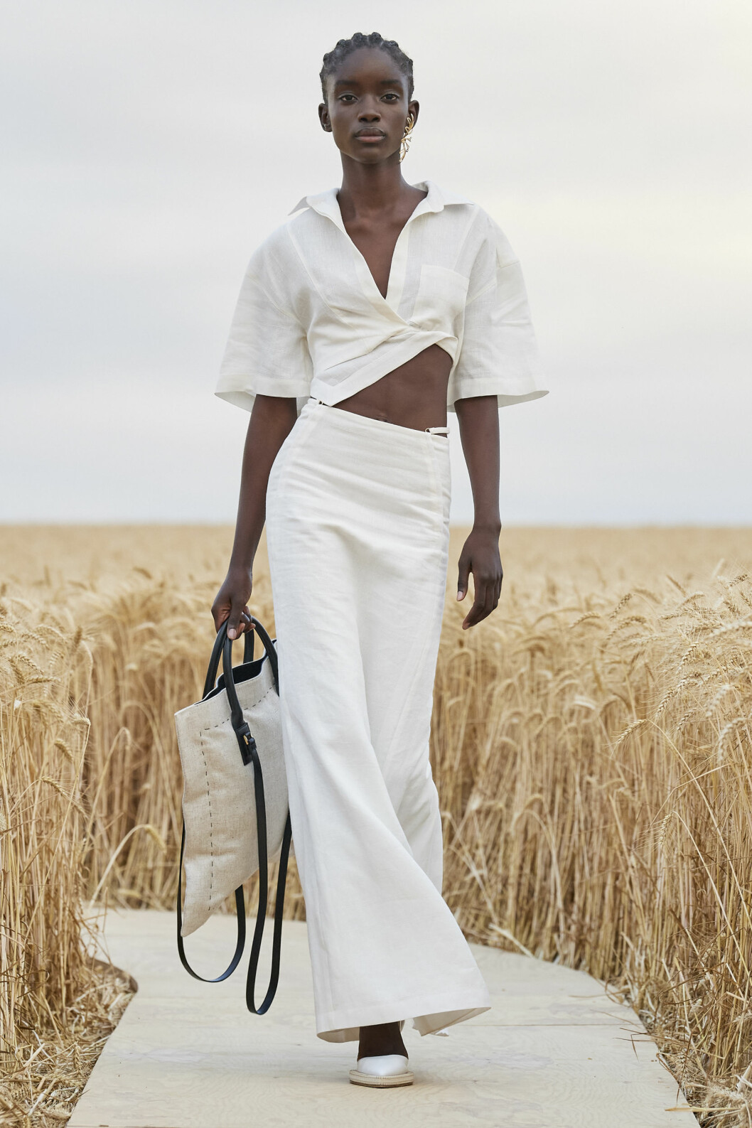 Jacquemus SS21 vit look.