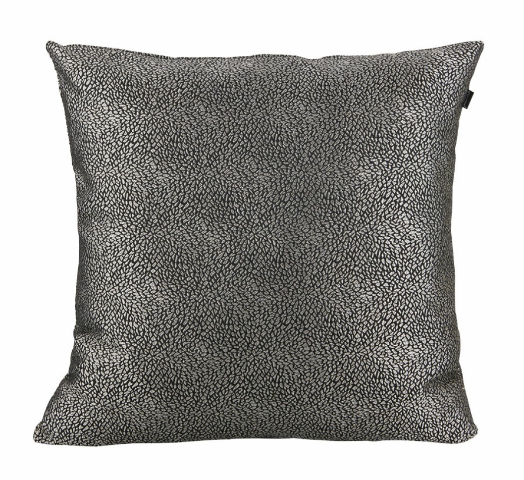Kuddar förgyller, <em>Shark</em> 369 kr, Jakobdals. Shark-kudde