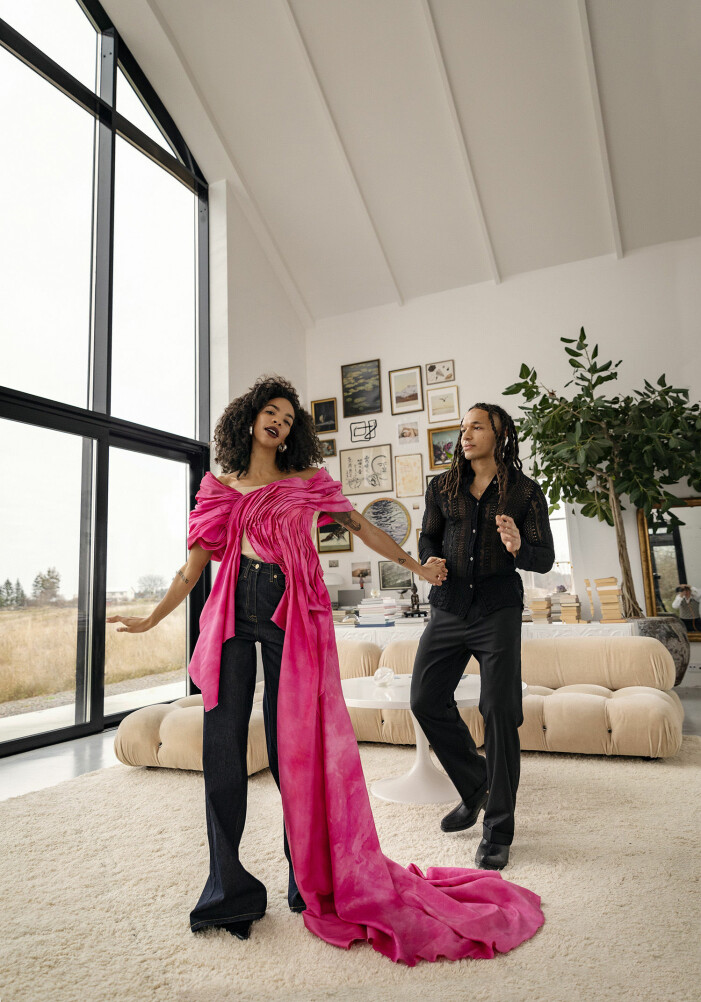 Janice: Topp, 8 000 kr, Robin Söderholm. Jeans, 1 950 kr, Remain Birger Christensen. Skor, 3 715 kr, Kalda. Örhänge, 1 585 kr, Charlott Vasberg. Marvin: Skjorta, 1 700 kr, och skor, 3 000 kr, båda Our Legacy. Byxa, 2 300 kr, Hope. Janice Kavander och Marvin Asante