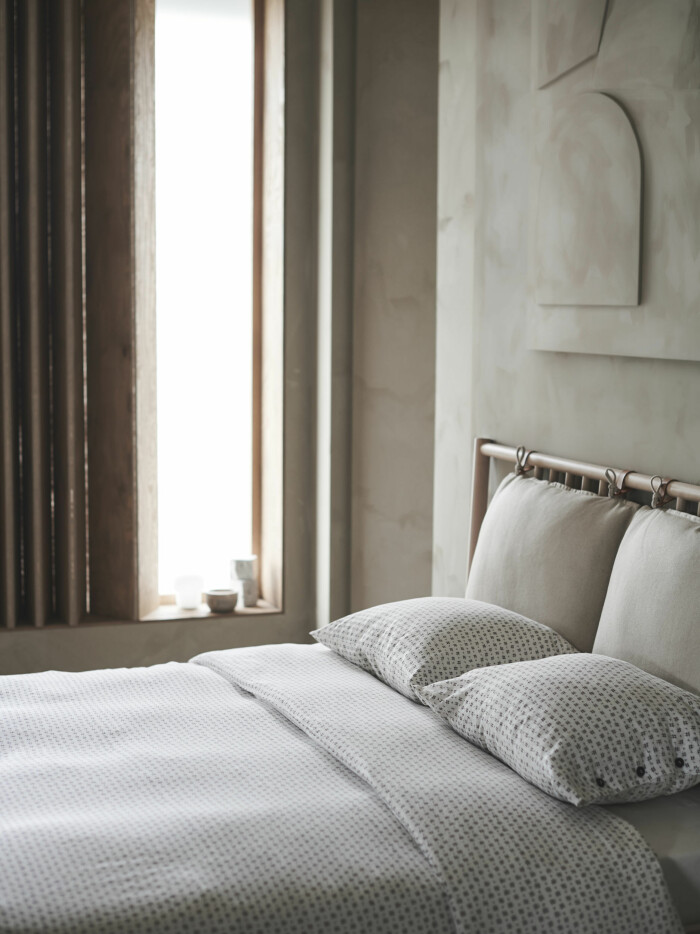 Japandikänsla i både styling och sängkläder hos Ikea i vår. Foto: Ikea | Syns i: <a target="_blank" href="https://www.elle.se/decoration/vinter-varnyheter-pa-ikea-2021/7182533">Vinter- och vårnyheter 2021 på Ikea</a> japandi inredning på ikea våren 2021