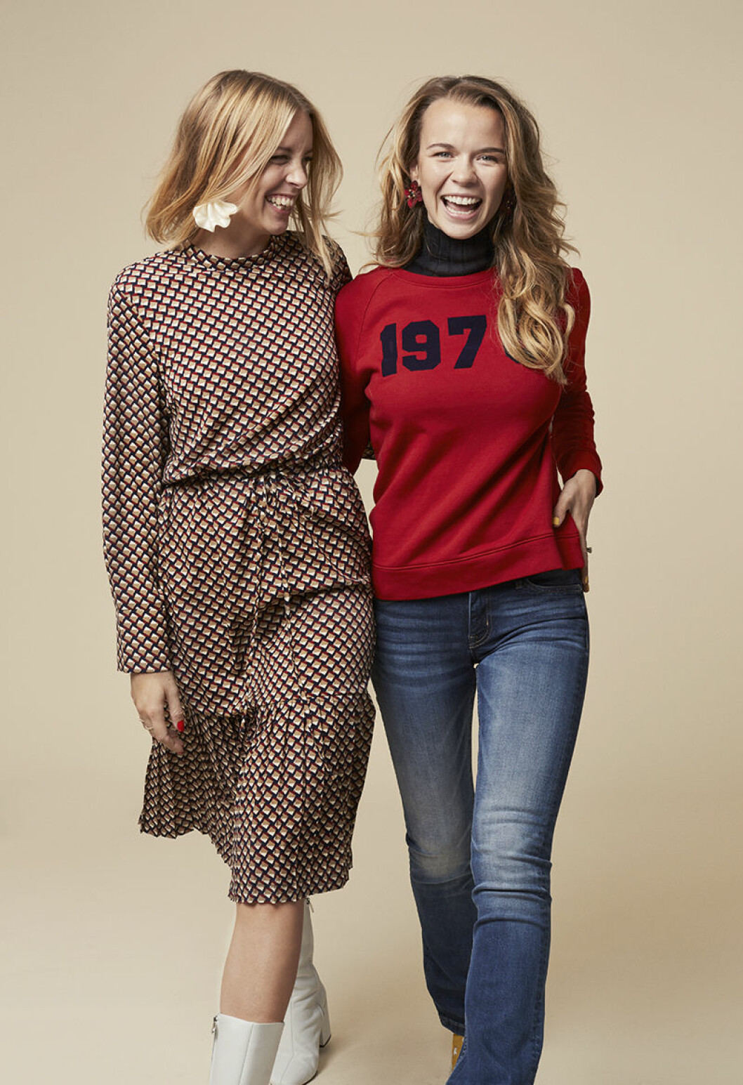 Hanna: Klänning, D-ID, 999 kr. Margaux: Tröja, Crocker, 349 kr. Polo, Crocker, 349 kr. Jeans, Crocker, 799 kr. Margaux och Hanna berättar om deras stil.