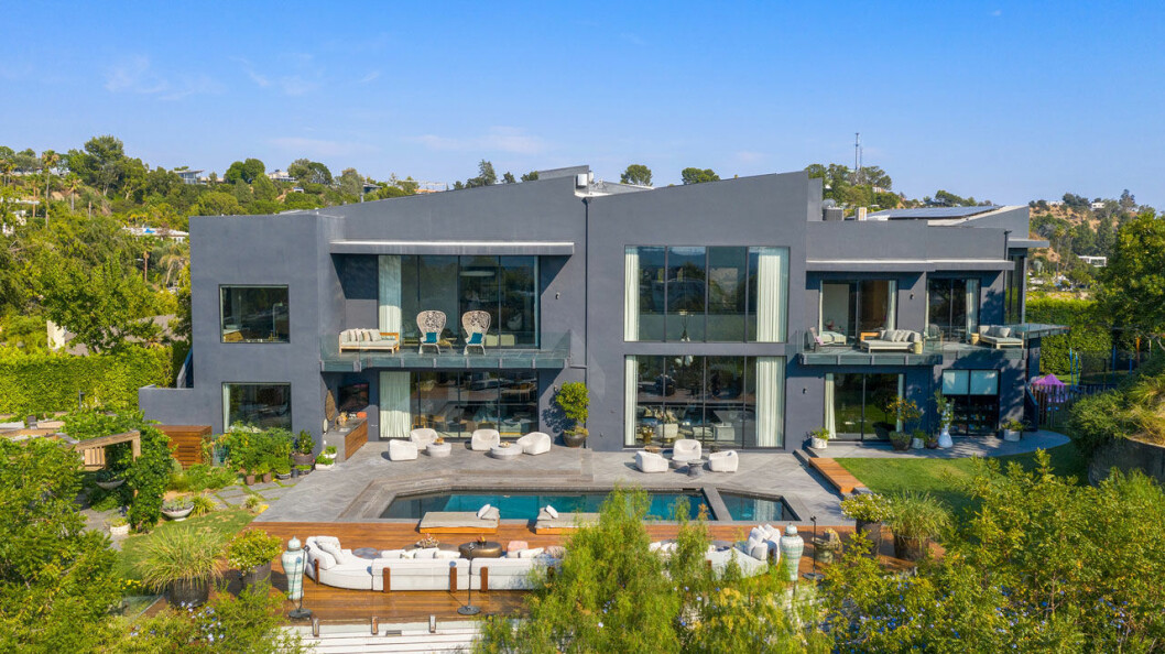 Modernt och stilrent hus omringat av vacker natur. Chrissy Teigen och John Legends hus utifrån