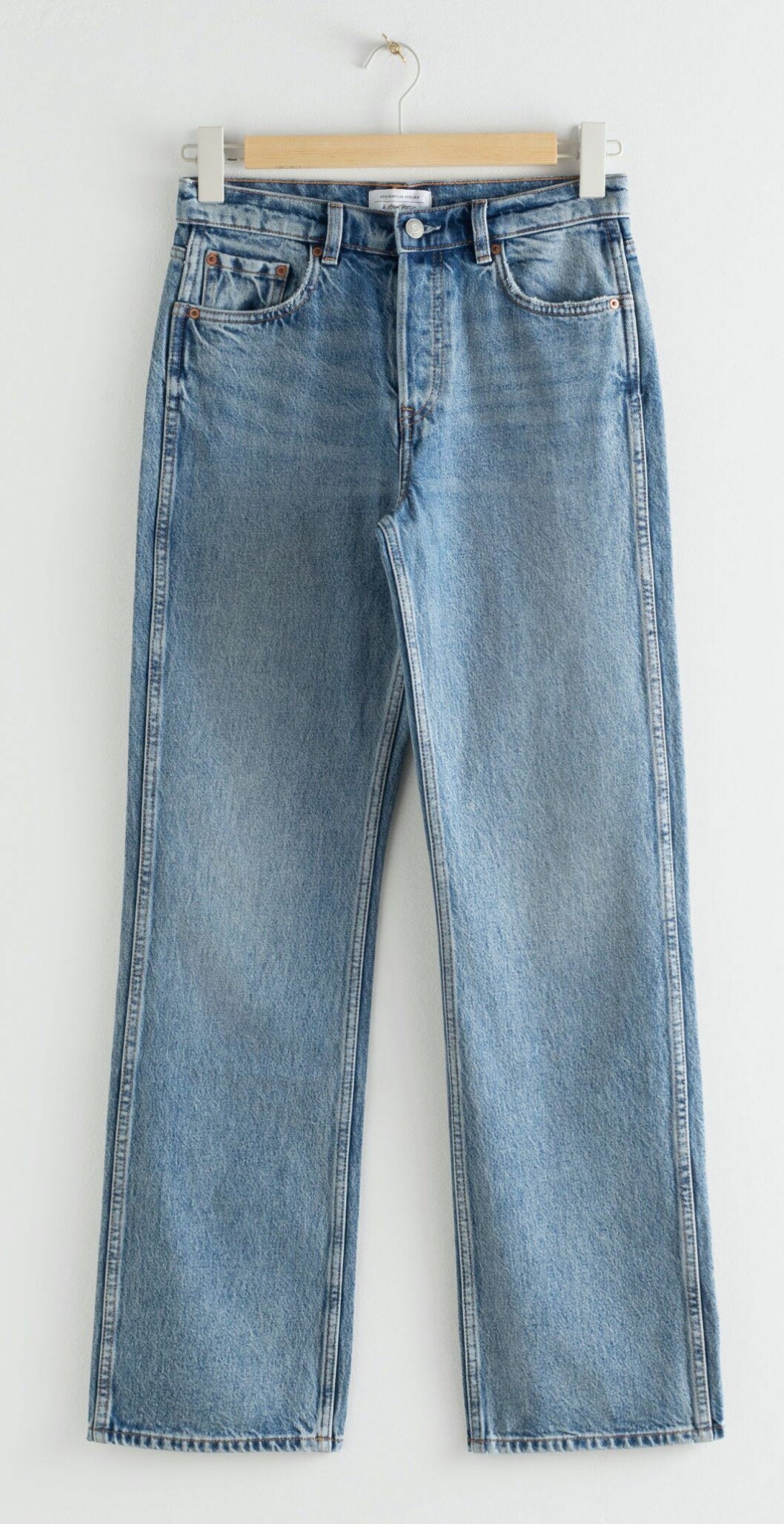 Raka jeans från & Other stories i ljus tvätt