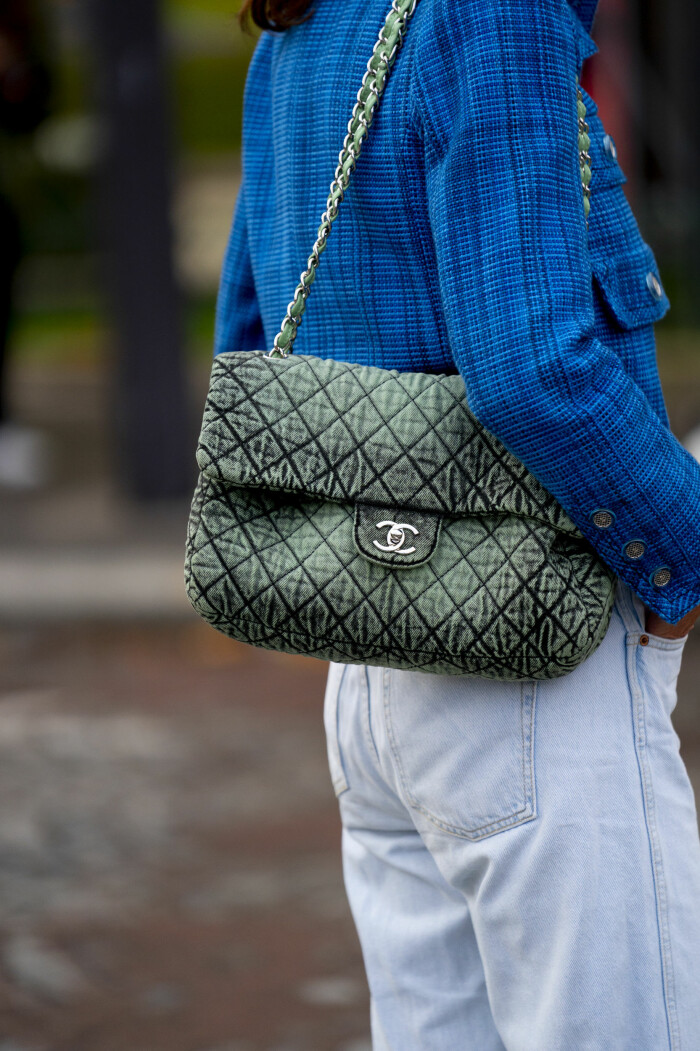 Satsa på klassiker till jeans 2021! jeans streetstyle med väskan från chanel.