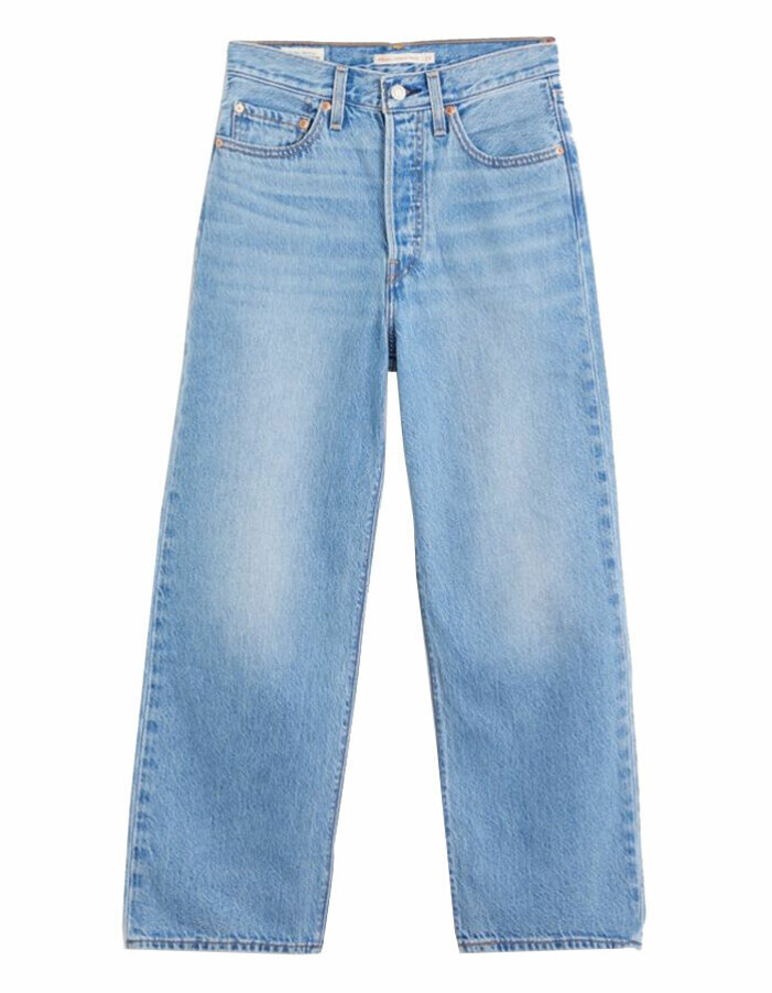 Välsittande jeans är ett måste i varje basgarderob. Klicka på bilden för att komma direkt till jeansen. jeans till basgarderob dam