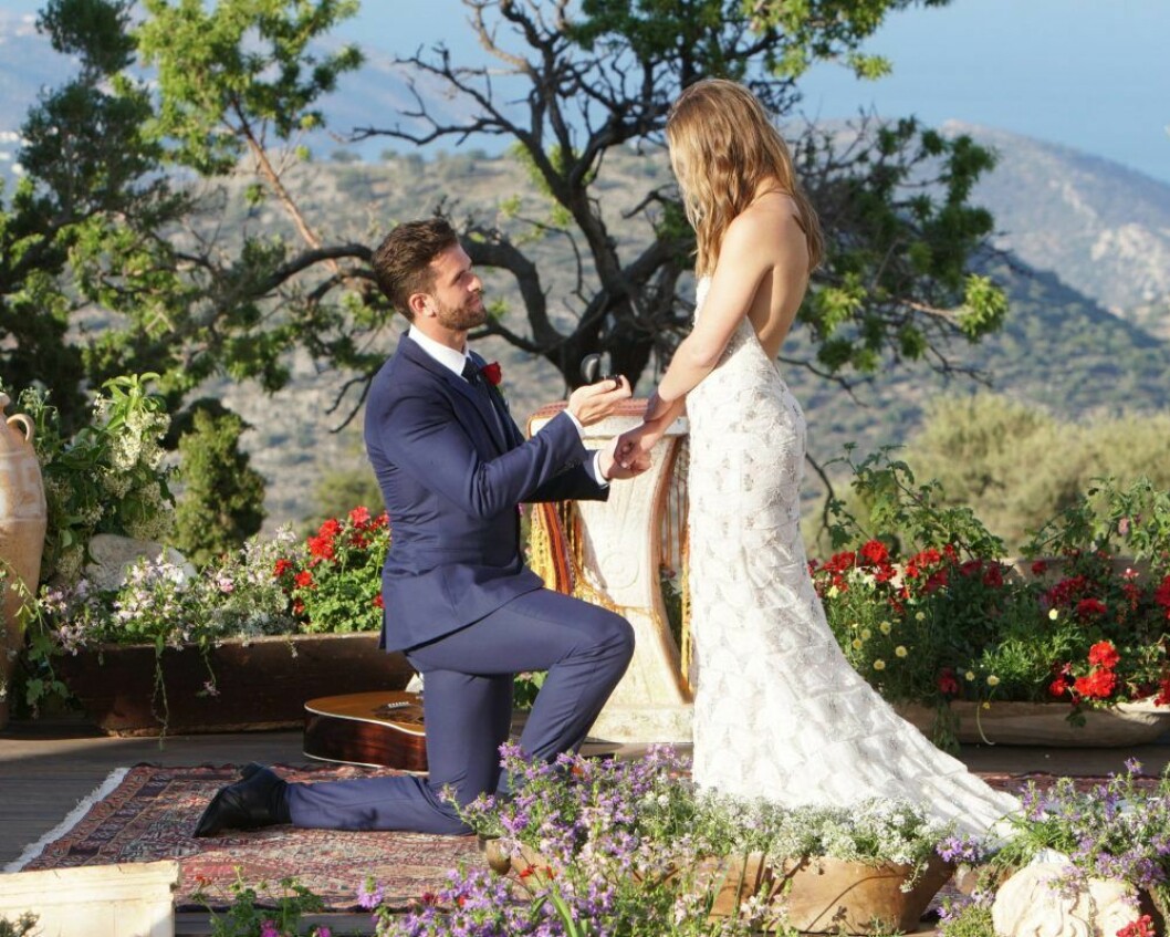 Jed Wyatt friade till Hannah Brown på Kreta under <em>The Bachelorette</em>-finalen. Jed Wyatts frieri till Hannah Brown på Kreta, The Bachelorette