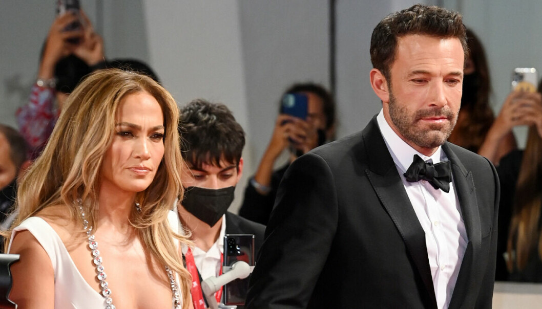 Jennifer Lopez kollaps – stöttas av maken Ben Affleck