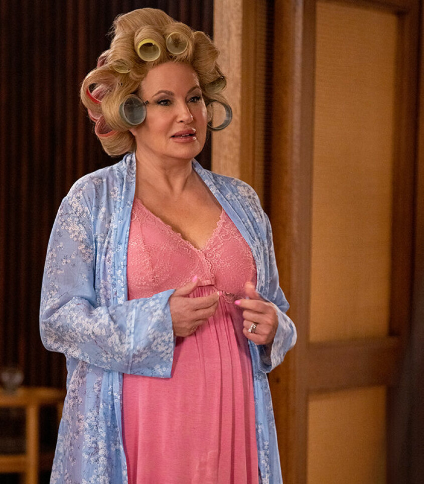 I "Shotgun Wedding med premiär 27 januari på Prime Video spelar Jennifer Coolidge svärmor med komisk precision. jennifer coolidge shotgun wedding