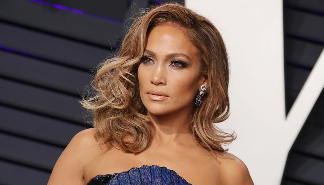 Jennifer Lopez visar upp sitt naturligt lockiga hår