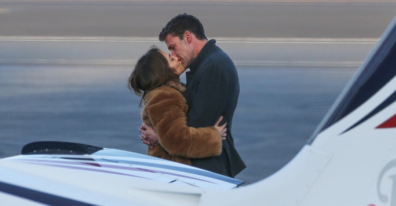 Jennifer Lopez och Ben Affleck pussas