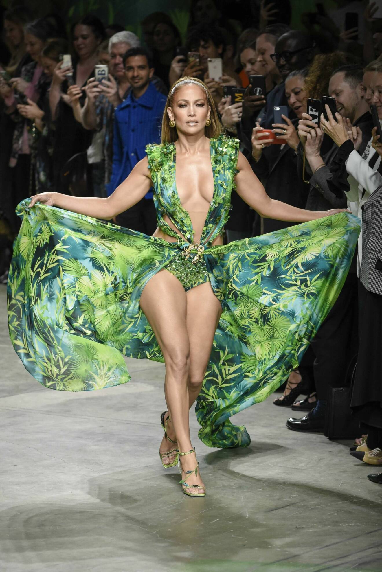 Jennifer Lopez för Versace ss20