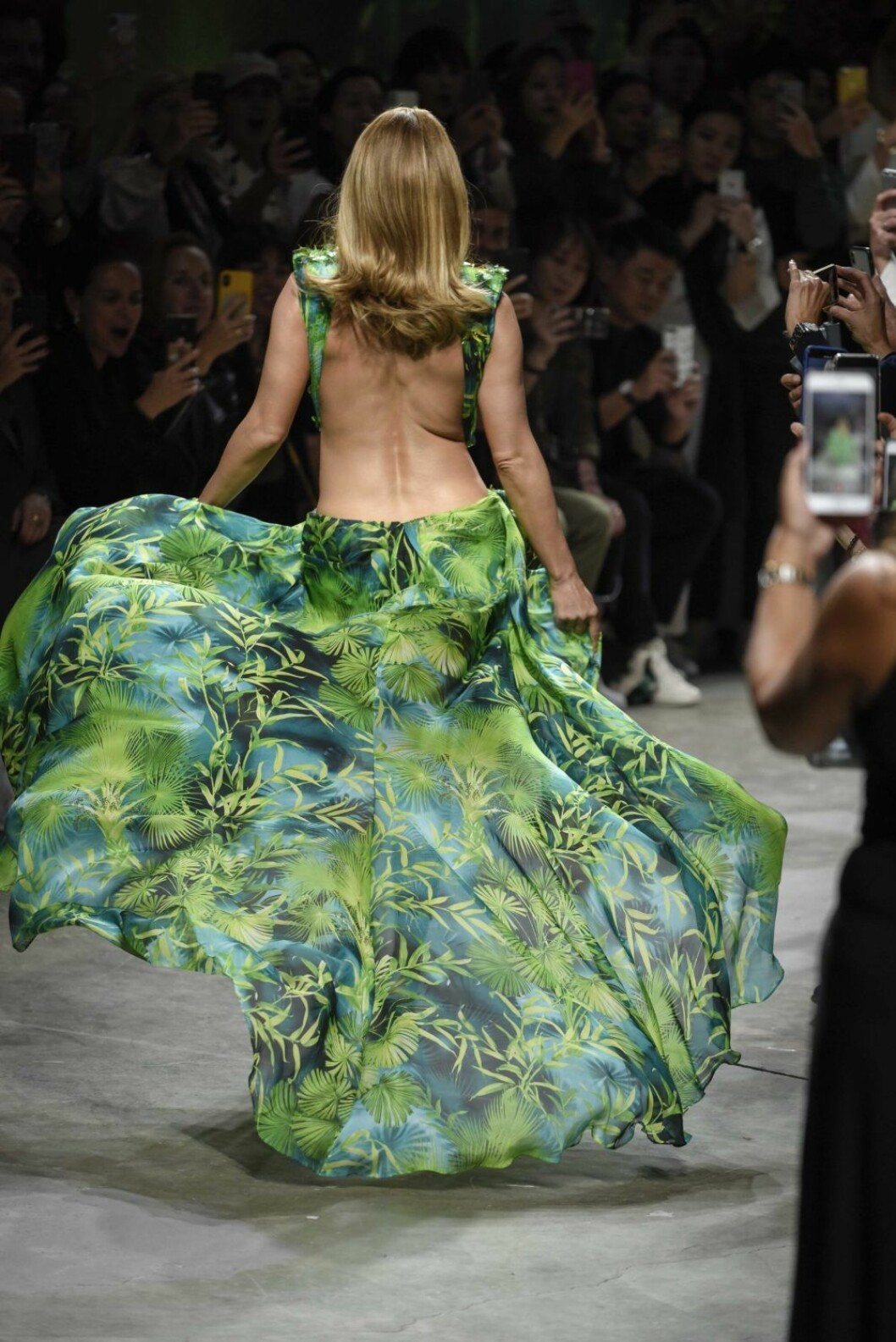Vi tar en titt på klänningens rygg också! Foto: TT Jennifer Lopez Versace 2019 klänning rygg