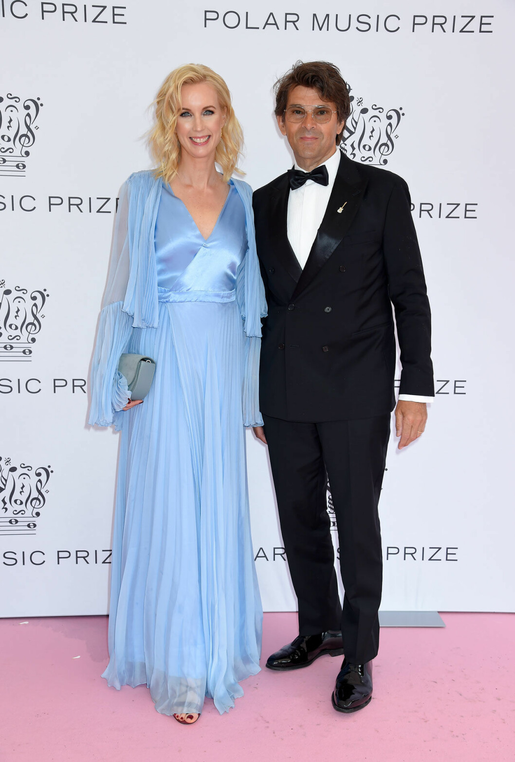 Jenny Strömstedt i klänning från Jennifer Blom och Niklas Strömstedt. Jenny Strömstedt och Niklas Strömstedt på rosa mattan på Polarpriset 2019