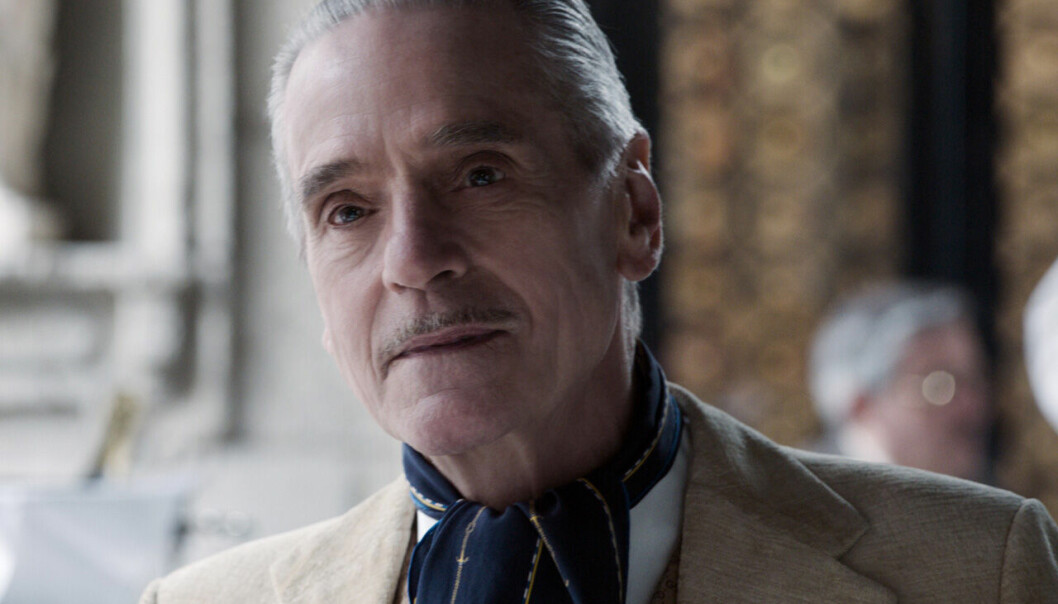Jeremy Irons gör rollen som Rodolfo Gucci.