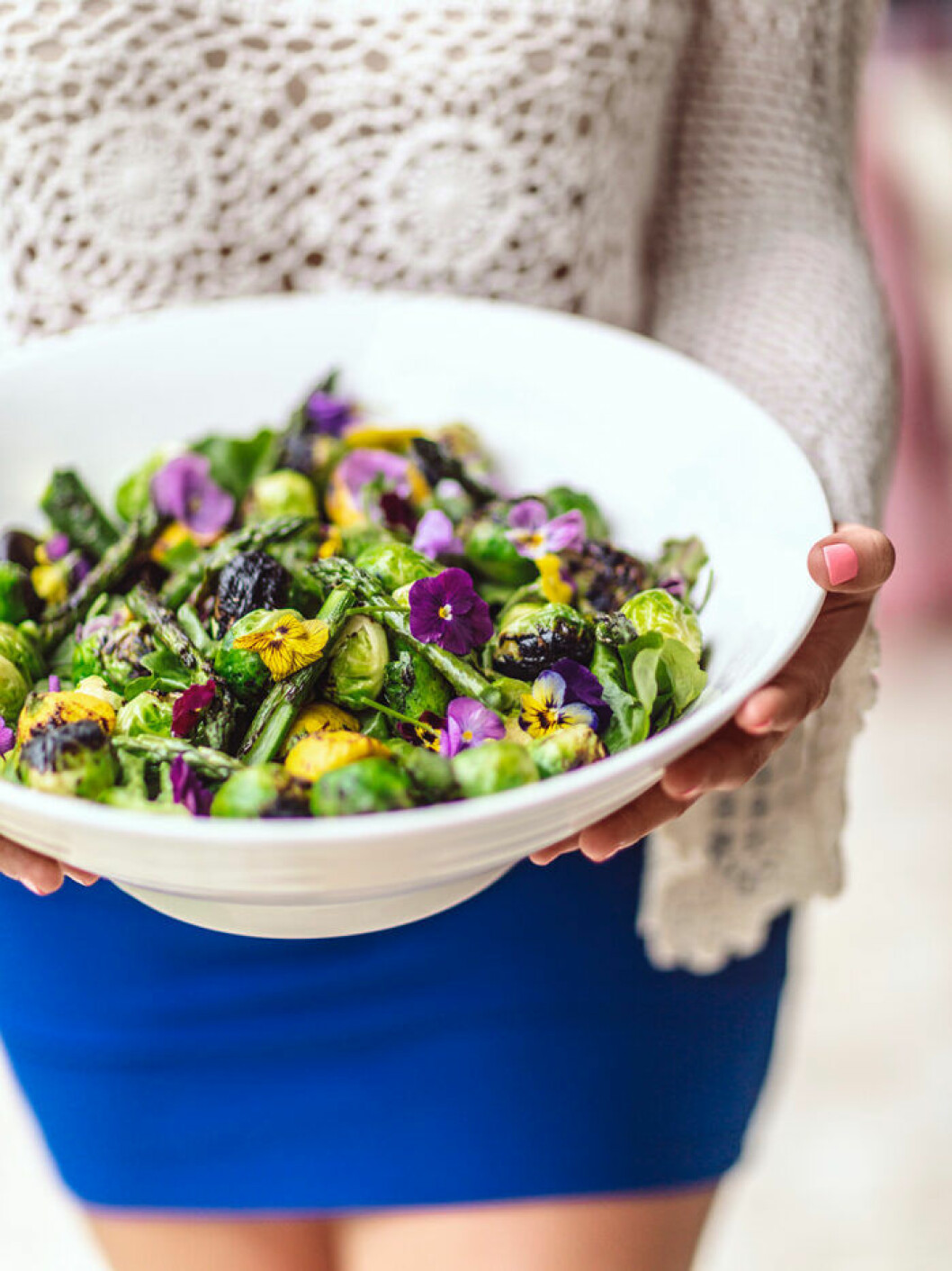 Grillad sparrissallad med ätbara blommor. Grillad sparrissallad