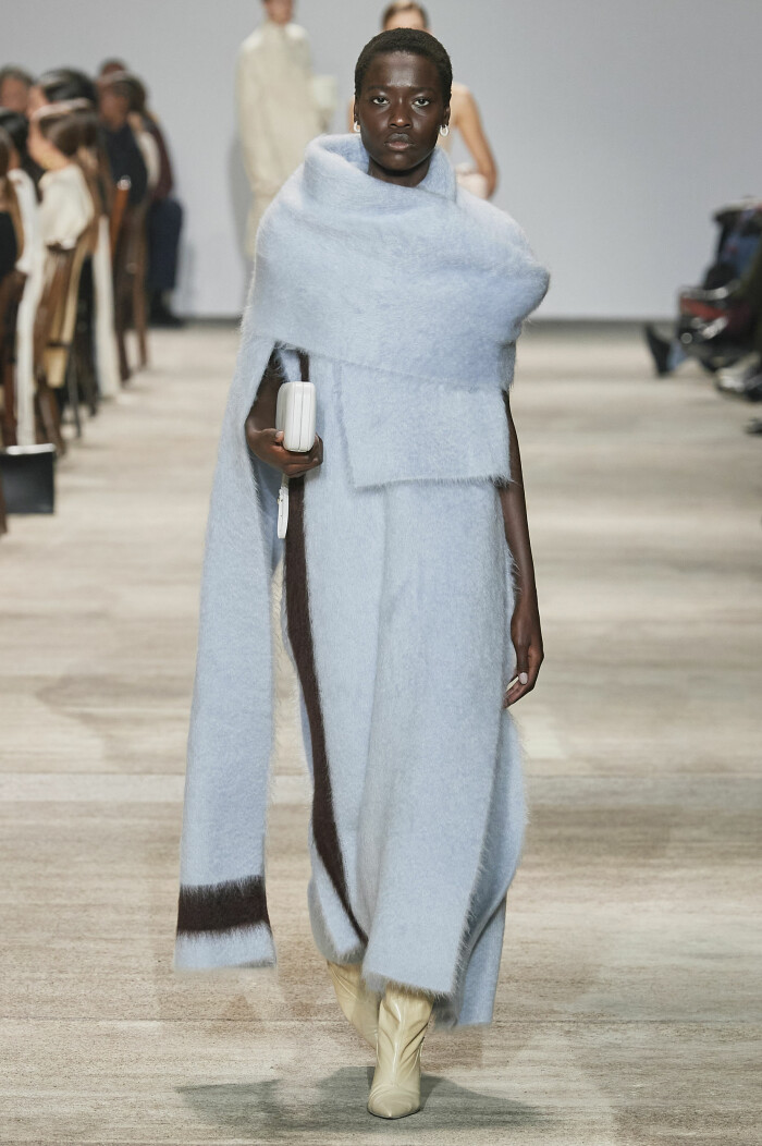 Jil Sander inspirerar med en mysig oversized filt som vacker accessoar – varför inte? Jil sander