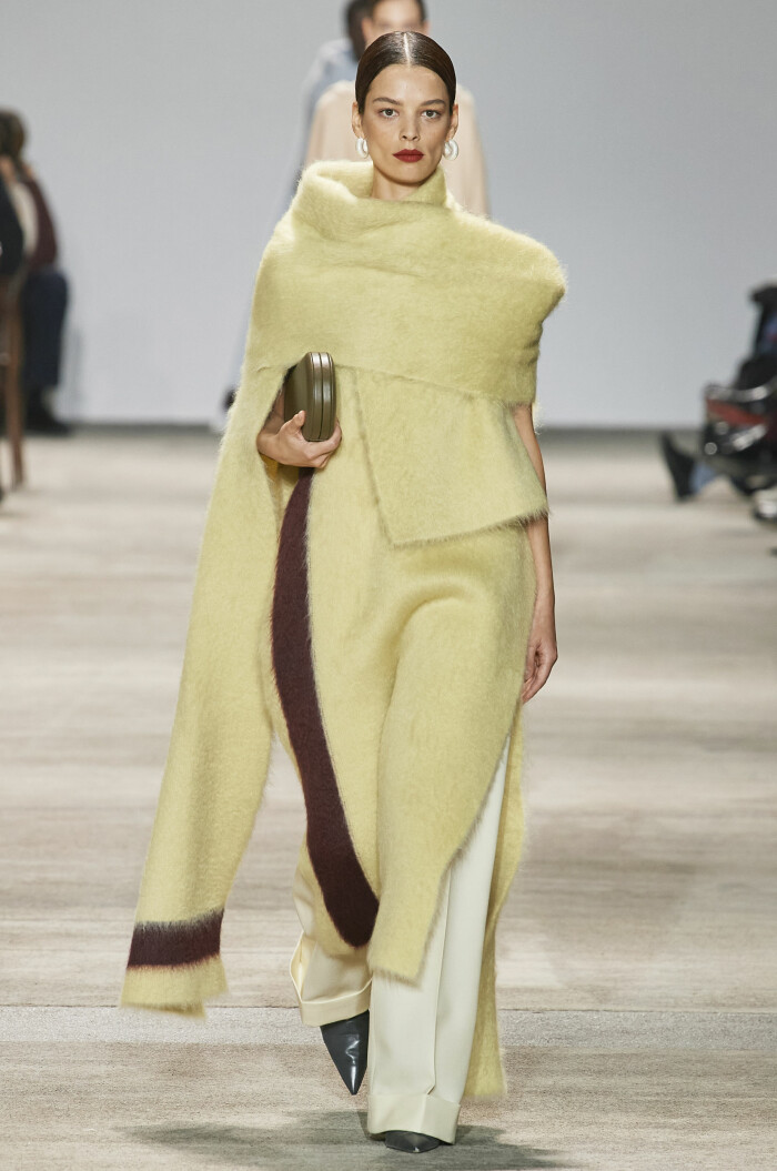 Jil Sander visar vägen med vintersäsongen 2020 trendigaste halsduk. Tänk maxad volym och en nonchalant styling – gärna med en kappa i liknande nyans. Jil Sander visar vägen med vintersäsongen 2020 trendigaste halsduk. Tänk maxad volym och en nonchalant styling.
