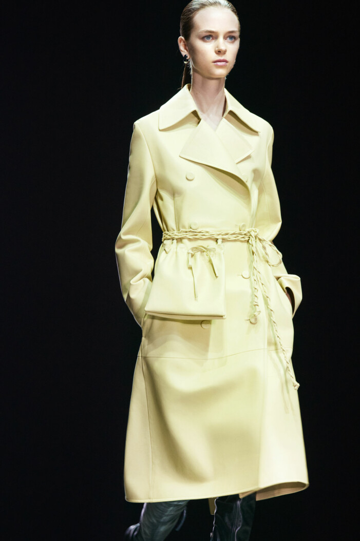 Jil Sander SS21. ljusgul kappa