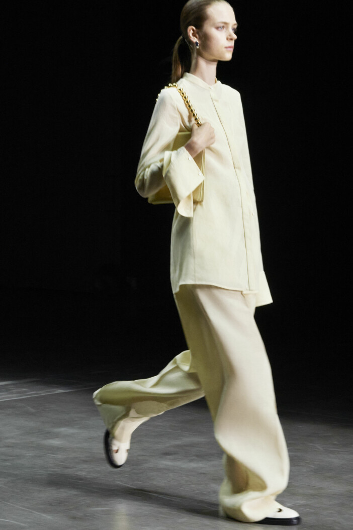 Även neutrala nyanser och avslappnade modeller håller sig aktuella SS21. jil sander ss21 skjorta