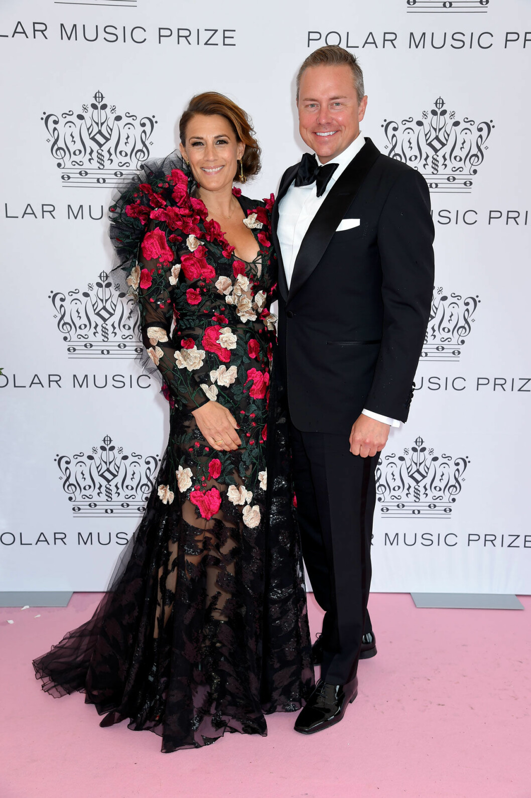 Jill Johnson i klänning från Lars Wallin med Mattias Elg. Jill Johnson med Mattias Elg på rosa mattan på Polarpriset 2019