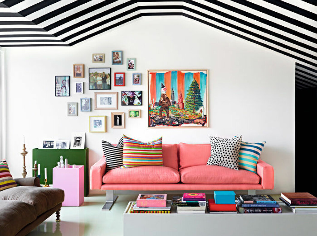 Av: Johan Svenson Text: Anders Bergmark Foto: Idha Lindhag Syns i: Hemma hos: <a href="https://www.elle.se/decoration/hemma-hos-inred-med-farg-och-mala-rander-i-taket/">Inred med färg – och ränder i taket!</a> Låt tavelväggen vara kontrast.