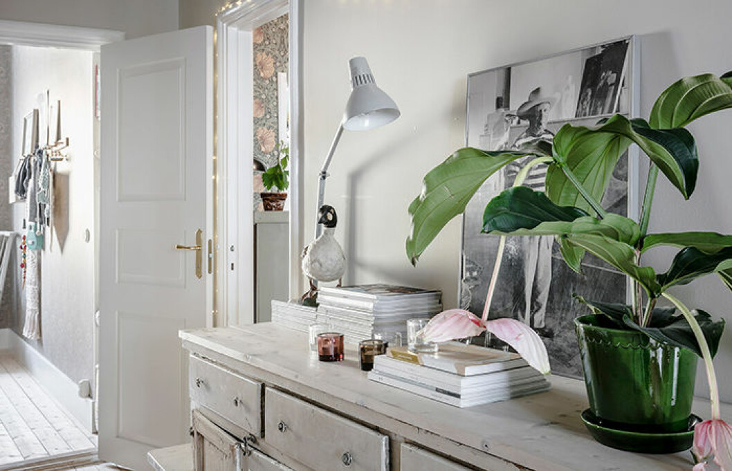 Foto: <a href="https://www.andersbergstedt.com/" target="_blank" rel="noopener">Anders Bergstedt</a> för <a href="http://www.alvhem.com/hem-till-salu/linnegatan-60-1" target="_blank" rel="noopener">Alvhem mäkleri</a> Sängmöbel med flera lådor och mycket förvaring