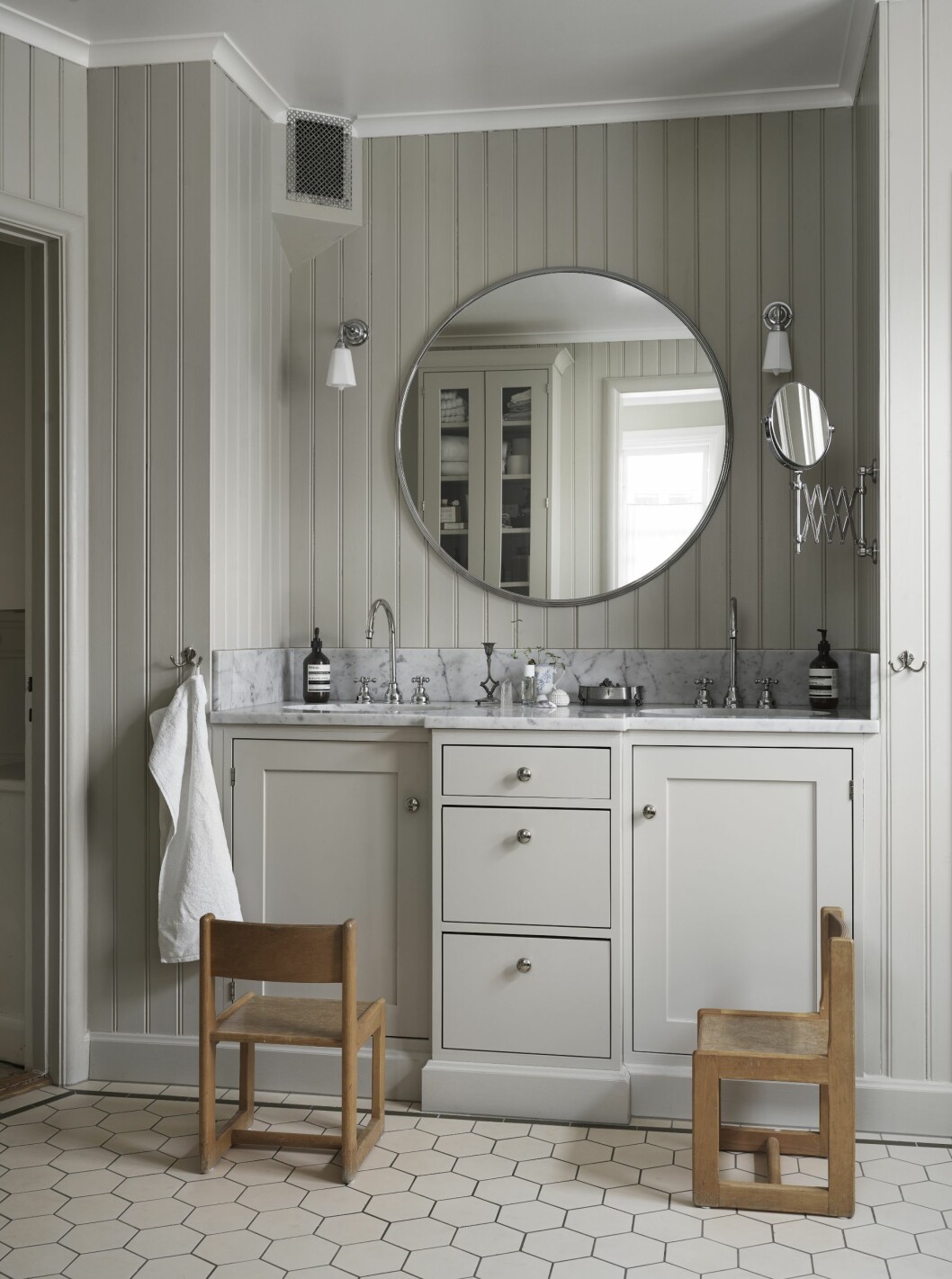 ELLE:s bloggare och influencer Johanna Bradford öppnar dörrarna till sitt hus i Borås. Lantligt badrum.