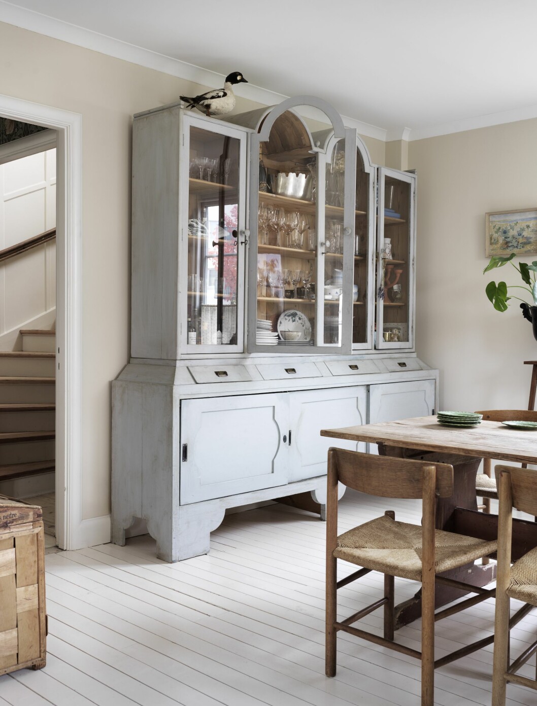 ELLE:s bloggare och influencer Johanna Bradford öppnar dörrarna till sitt hus i Borås. Skåp vitrin i matsal.