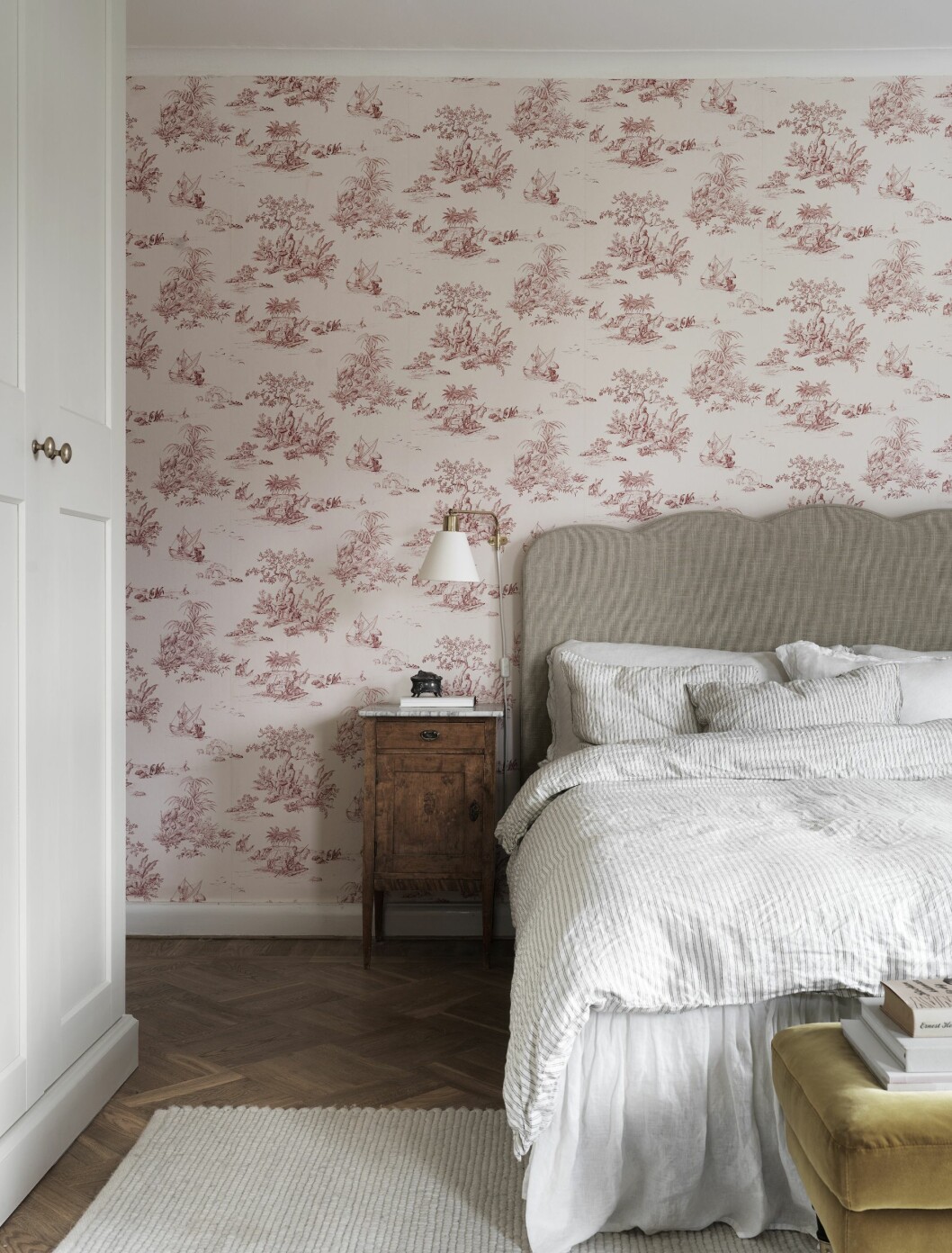 ELLE:s bloggare och influencer Johanna Bradford öppnar dörrarna till sitt hus i Borås. sovrum tapet