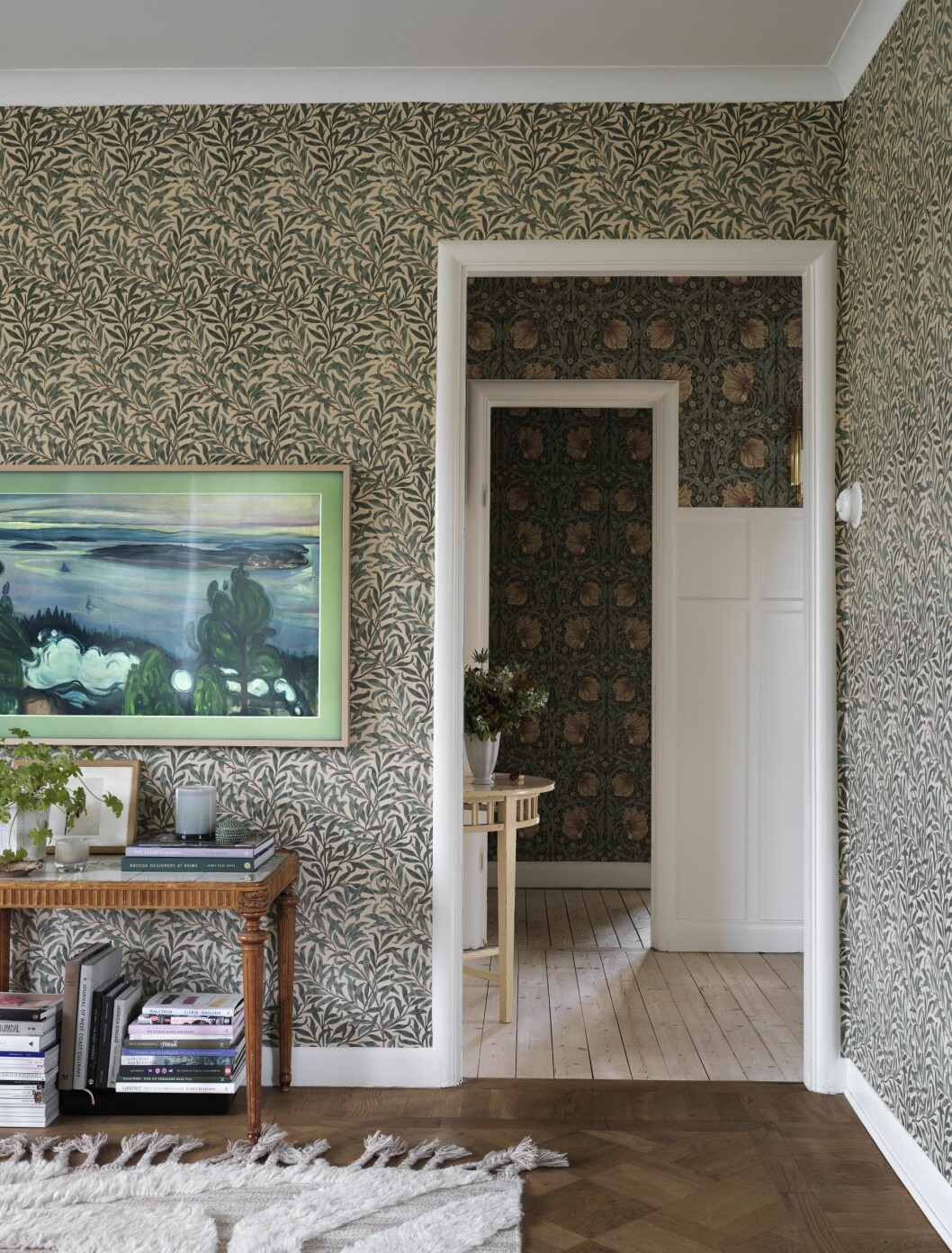 ELLE:s bloggare och influencer Johanna Bradford öppnar dörrarna till sitt hus i Borås. Tapeter från Morris