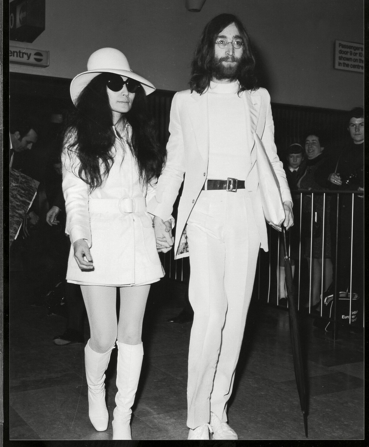 Var det kärlek vid första ögonkastet? Yoko och John träffades i London den 9 november 1966. Foto: TT John och Yoko, hand i hand och klädda i vitt.