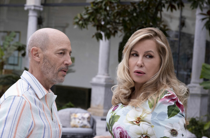 Jennifer Coolidge tillsammans med Jon Gries som återvänder från säsong 1 och spelar det nygifta paret på semester. Jennifer Coolidge tillsammans med Jon Gries som återvänder från säsong 1.