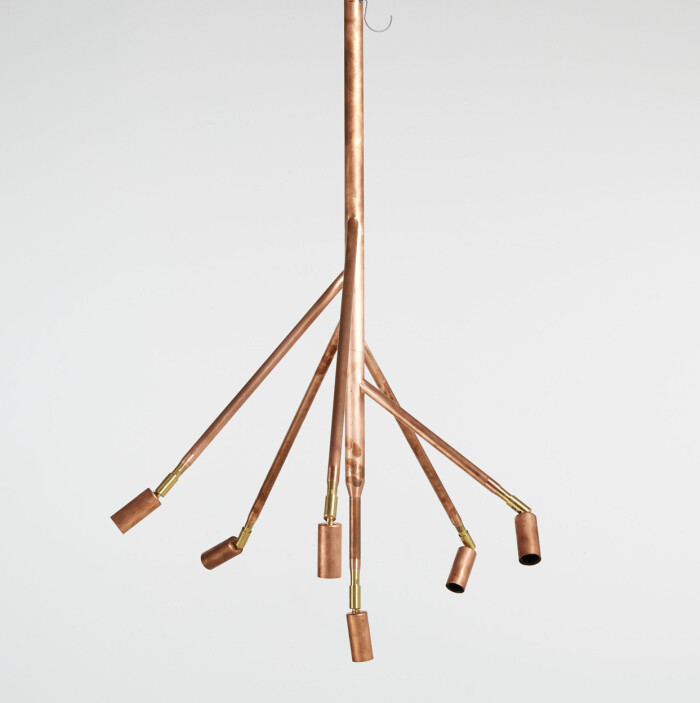 Jonas Bohlins design är en av de nordiska favoriterna just nu. Hans taklampa <em>Kvist</em> såldes för 9 200 kronor i december 2020. Foto: Stockholms Auktionsverk jonas bohlins lampa kvist
