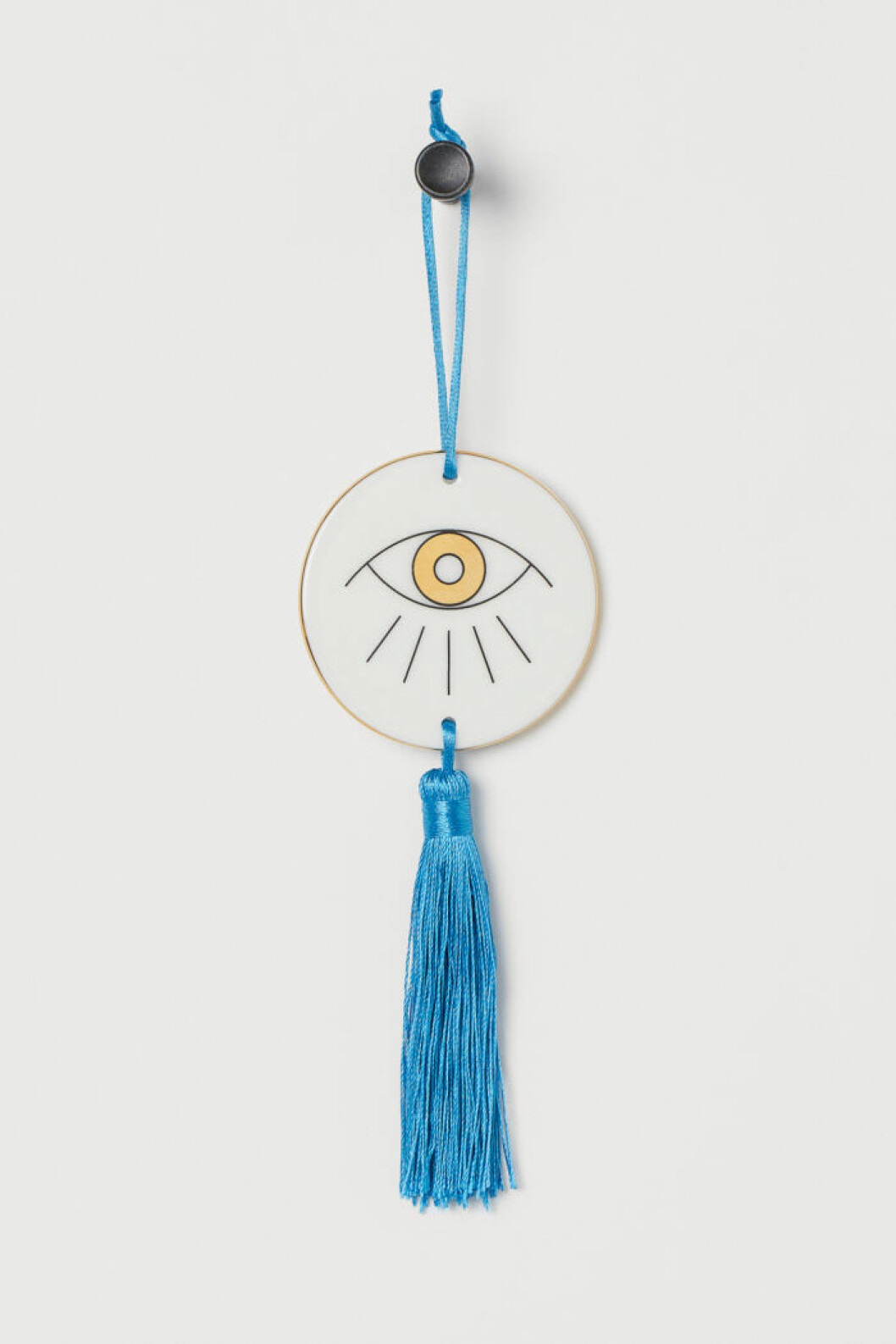 Inredningsdetalj med öga och blå tofs från Jonathan Adler x H&M