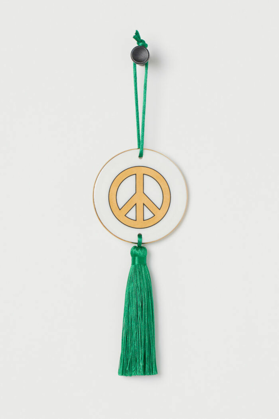 Inredningsdetalj med peacemärke och grön tofs