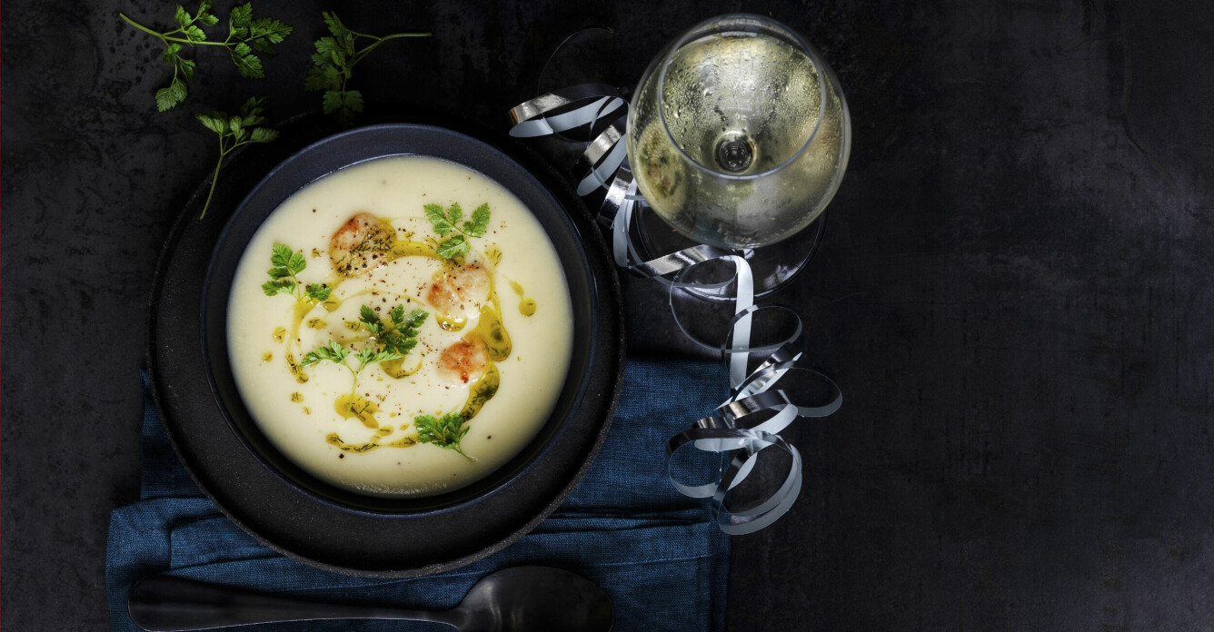 Recept på jordärtskockssoppa med pilgrimsmusslor och dillolja