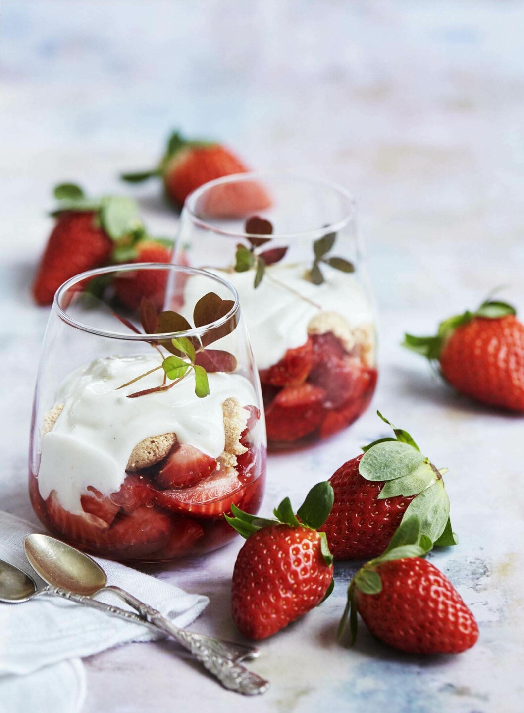 Jordgubbsdessert med fläderyoghurt
