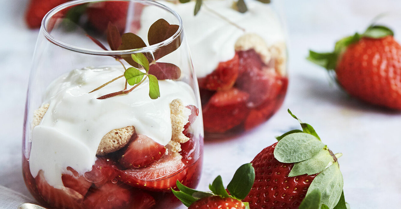 Recept på jordgubbsdessert med fläderyoghurt och drömmar