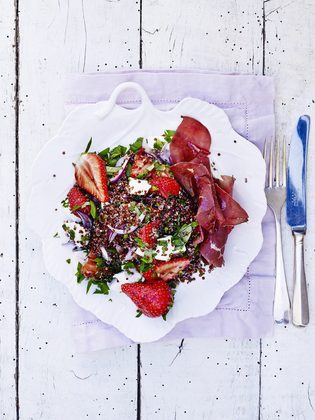 Quinoa med vitost, jordgubbar och bresaola.