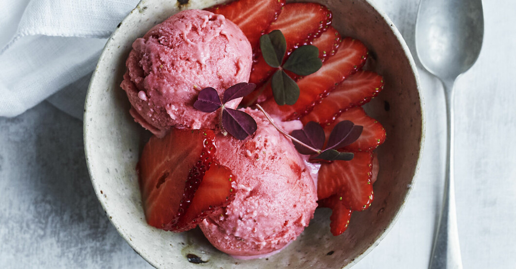 Recept på jordgubbs-sorbet med rosémarinerade jordgubbar