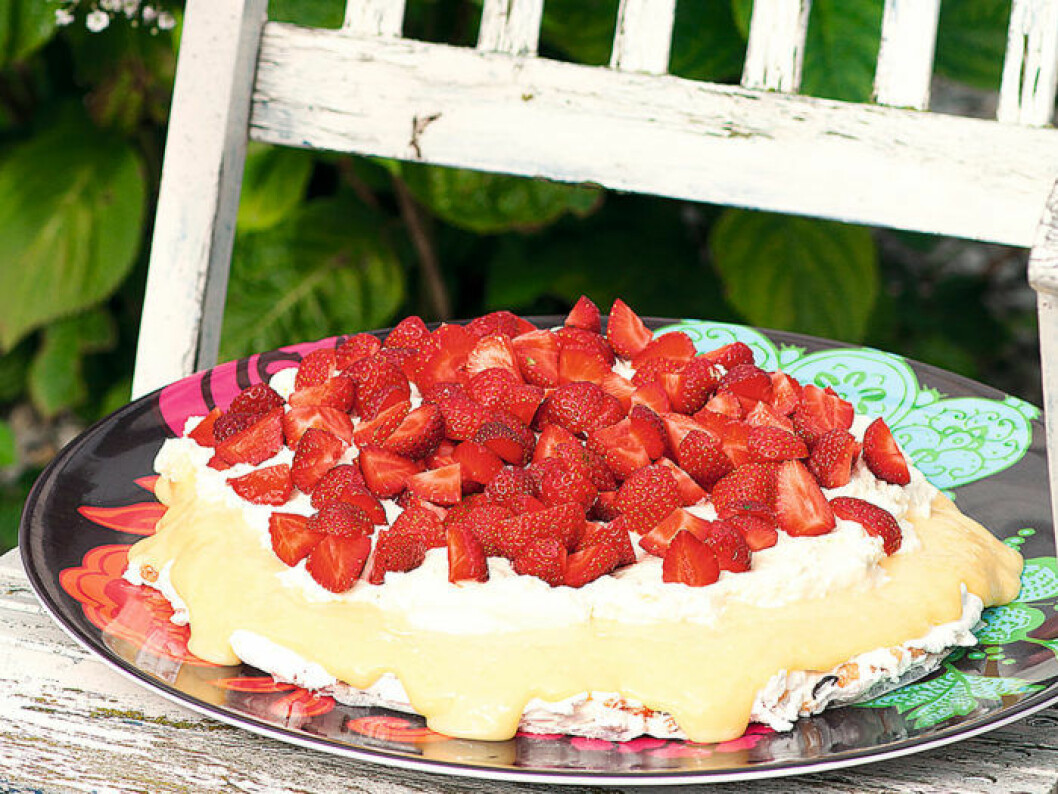 Midsommartårta med jordgubbar och vaniljkräm.