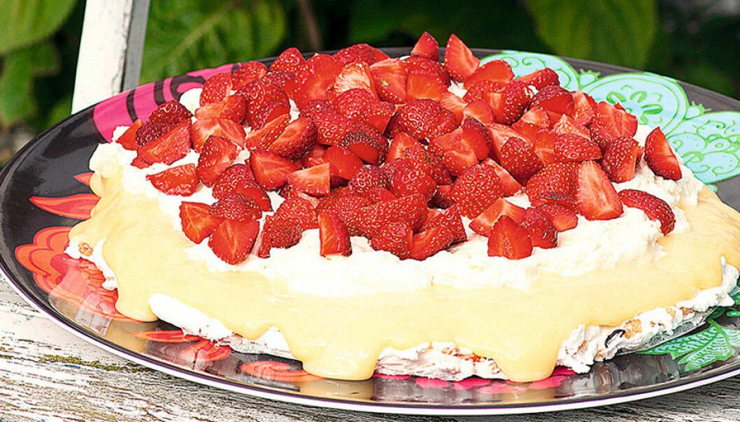 Midsommartårta med jordgubbar och vaniljkräm.