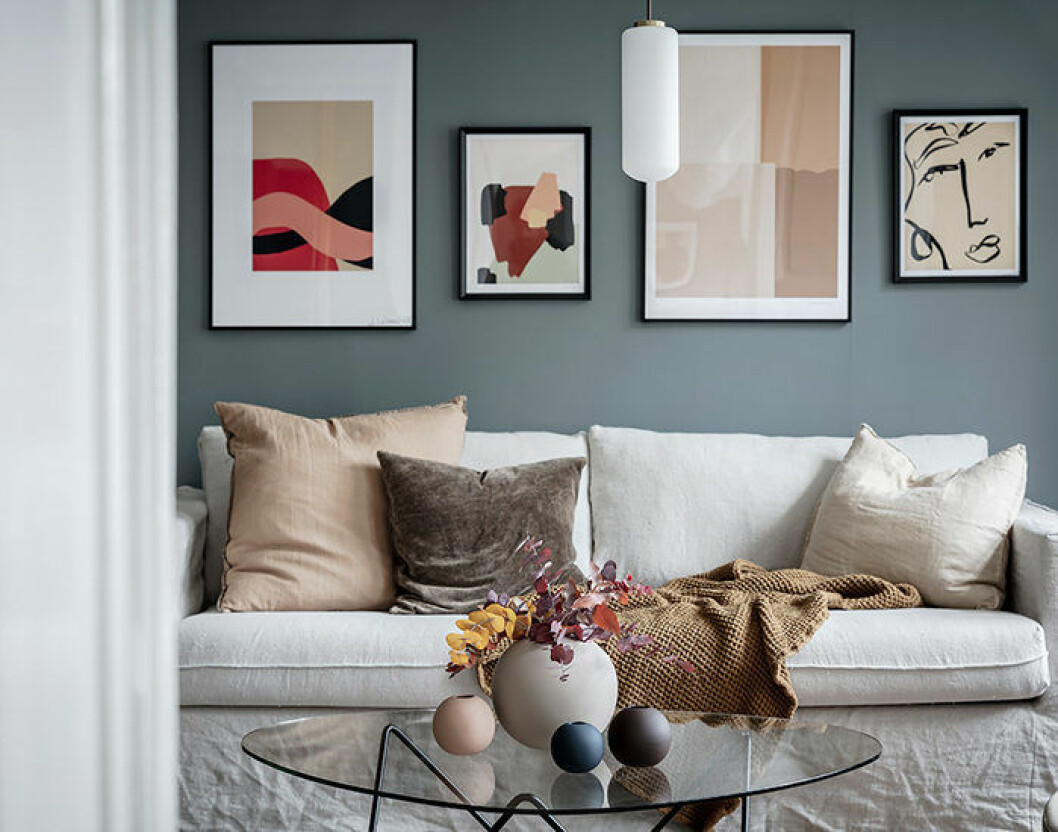 Foto: Anders Bergstedt Styling: Ellis Roshandel/Nouvel Interior för <a href="https://www.instagram.com/entrancemakleri/?hl=sv" target="_blank" rel="noopener">Entrance mäkleri</a>/mäklare: Erika Bergholm jordnära färger i posters, kuddar och vaser