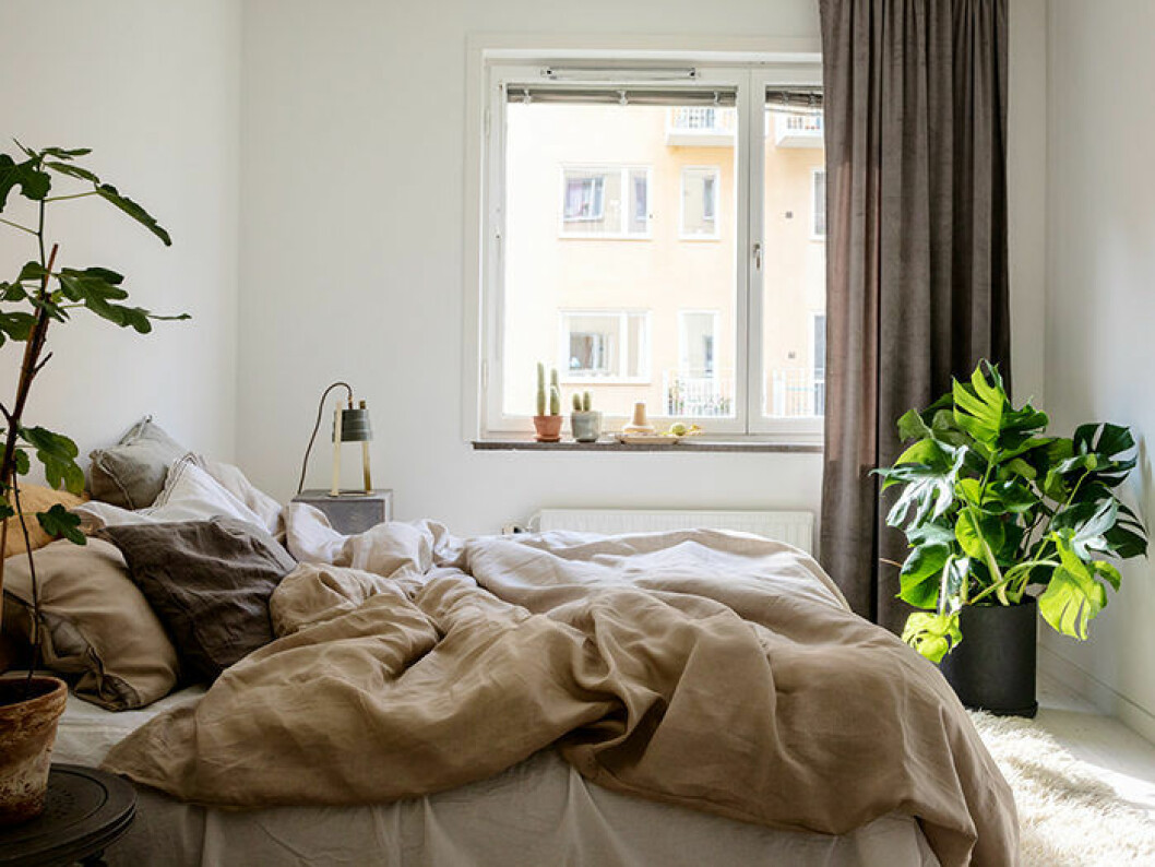 Foto: Ozollapa Styling: Evensteven för <a href="https://www.instagram.com/historiskahem/" target="_blank" rel="noopener">Historiska Hem</a>/mäklare: Konstantin Dallas naturnära färger i sovrummet och i lakanen