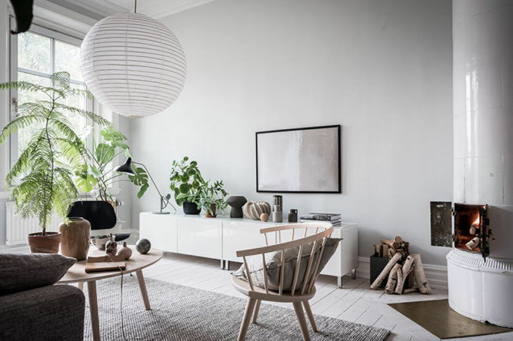 Foto: Alen Cordic/SE360 Styling: Emma Fischer för <a href="https://www.instagram.com/bjurfors_goteborg/?hl=sv" target="_blank" rel="noopener">Bjurfors</a>/mäklare: Malin Bjerkhede rispapperslampa och stol i obehandlat trä