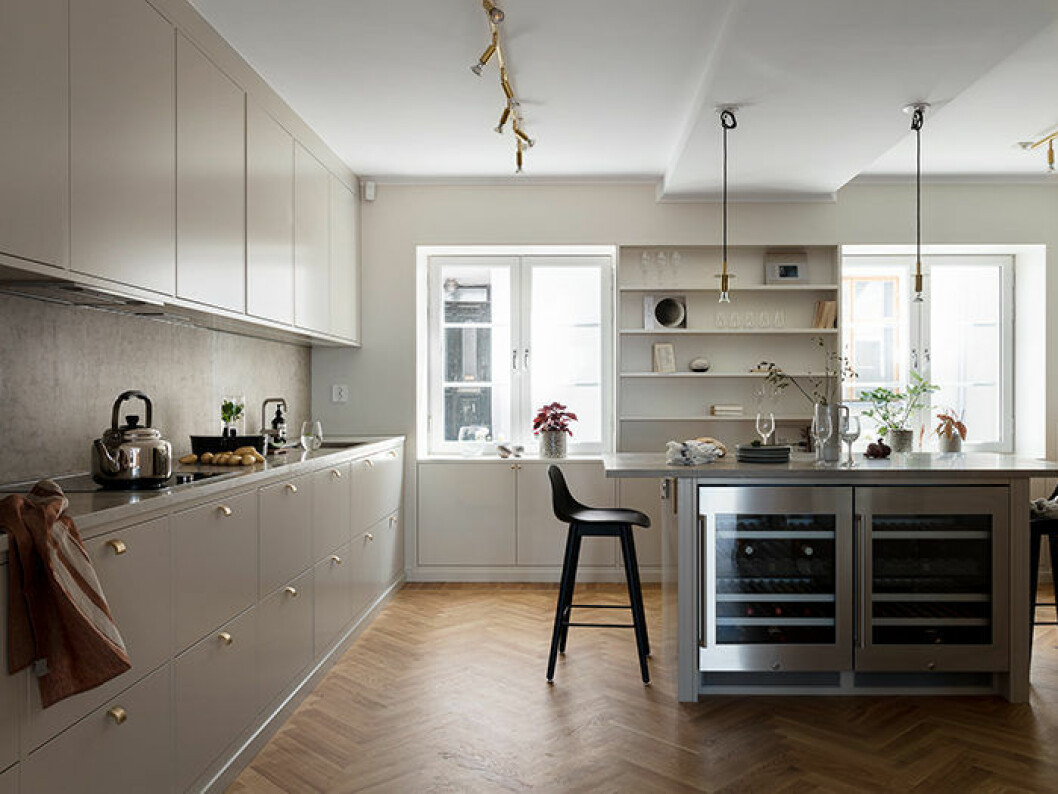 Foto: Spinnell Styling: Rydman för <a href="https://www.instagram.com/historiskahem/" target="_blank" rel="noopener">Historiska Hem</a>/mäklare: Markus Elias kök med luckor i greige