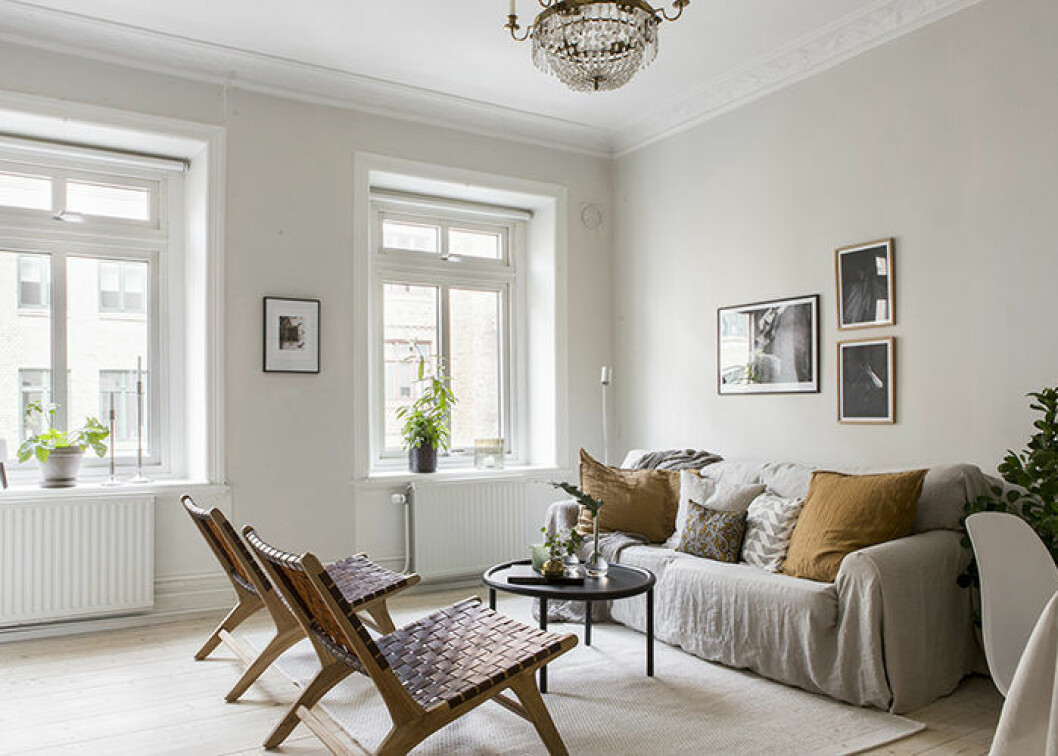 Foto: Cim Ek Styling: Studio Cuvier för <a href="https://www.instagram.com/alvhem/?hl=sv" target="_blank" rel="noopener">Alvhem</a>/mäklare: Anna-Kajsa Nylander Jordnära färger i vardagsrummet